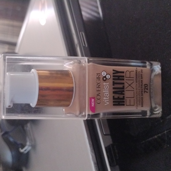 Covergirl Vitalist Healthy Elixir Foundation 720 - Picture 1 of 3